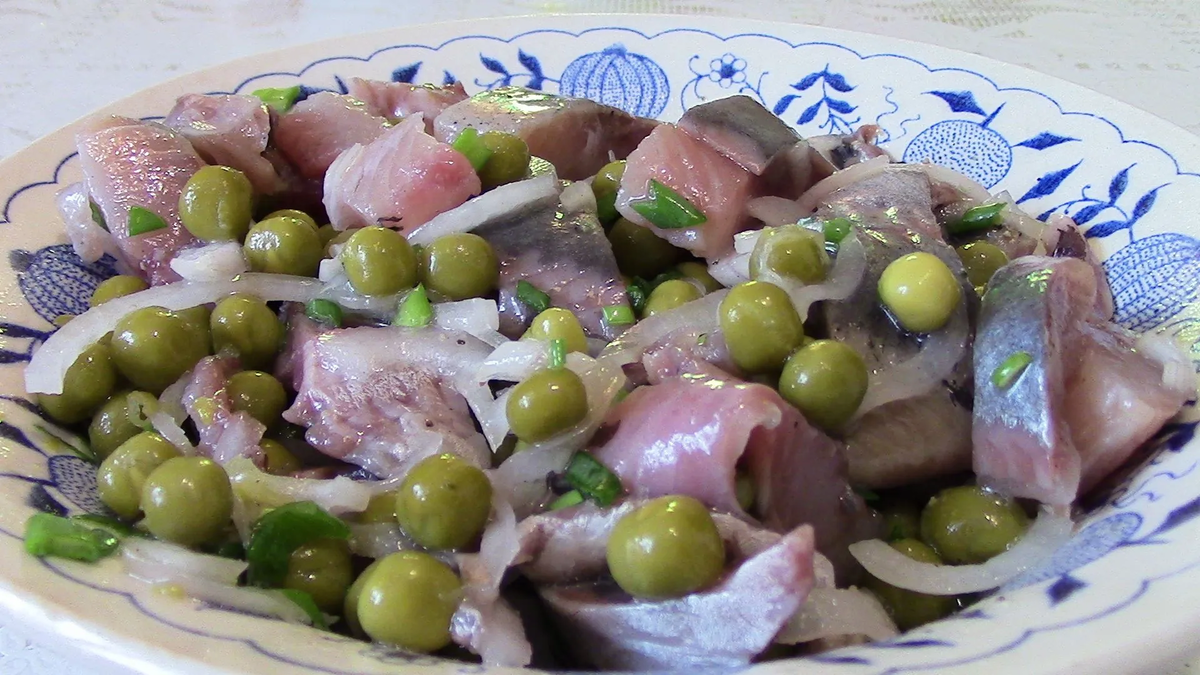 Салат с сельдью (первый вариант)